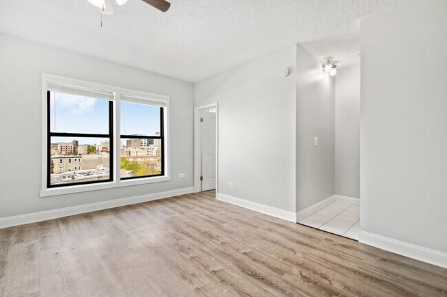 Building Photo - 4520 N Clarendon Ave