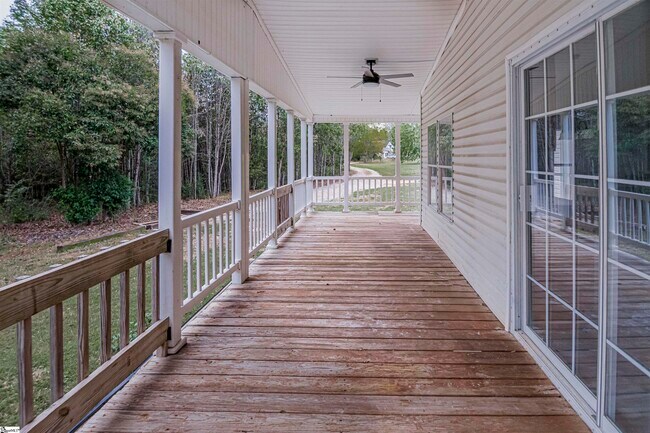 Foto del edificio - 296 Fish Camp Rd