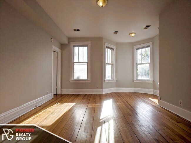 Building Photo - 3059 N Leavitt St