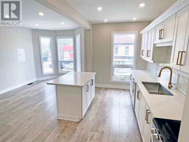 Photo du bâtiment - 360 Cannon St E