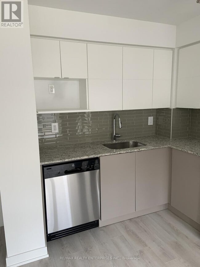 Photo du bâtiment - 120 Varna Dr