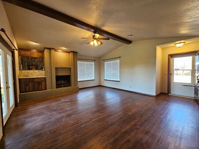 Foto del edificio - (3) Bed/(2) Bath Avail NOW! Pets Negotiable.