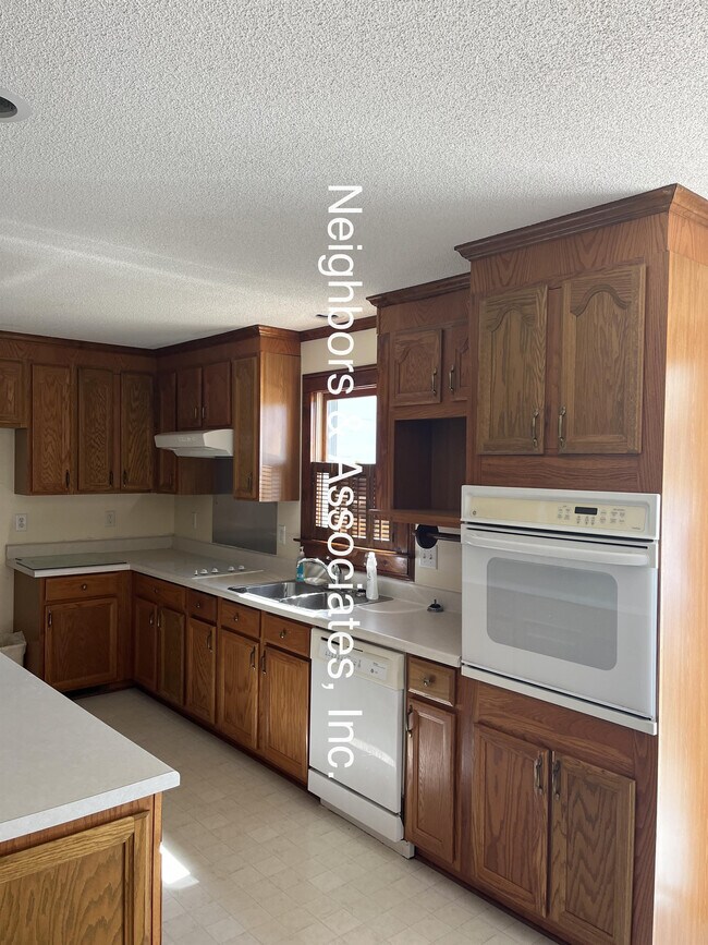 Building Photo - 800 Lennie Ln
