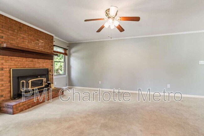 Foto del edificio - 8615 Beechbrooke Rd