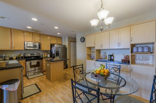 Building Photo - Rare 4/3 rental in Plymouth in Wayzata Sch...