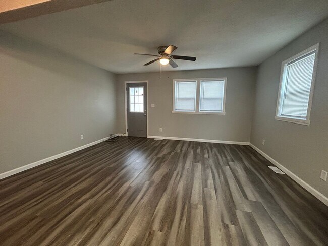 Building Photo - Updated 3 Bedroom 1 Bath House