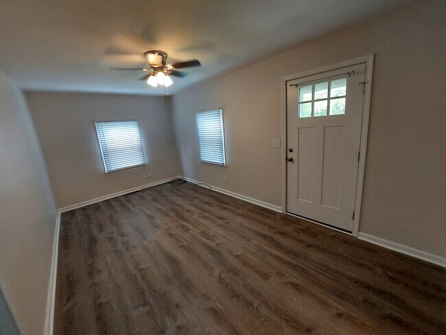 Living room - 4041 Northampton Dr