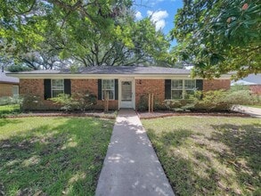 Building Photo - 111 Azalea St