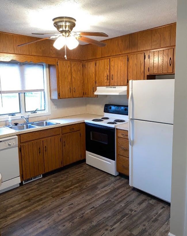 Building Photo - Well-Maintained 3-Bedroom End Unit Townhom...