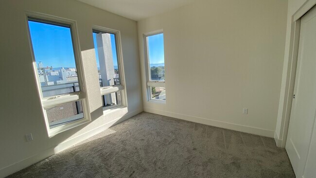 Building Photo - 3698 Vision Cmn