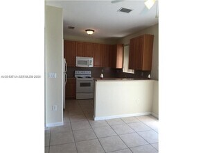 Building Photo - 1442 SE 24th Ct