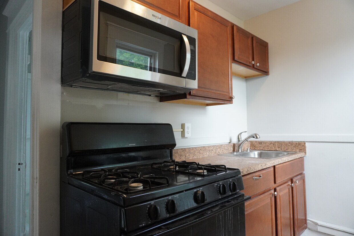 890 Maplewood Ave Unit 2, Schenectady, NY 12303 Apartments in