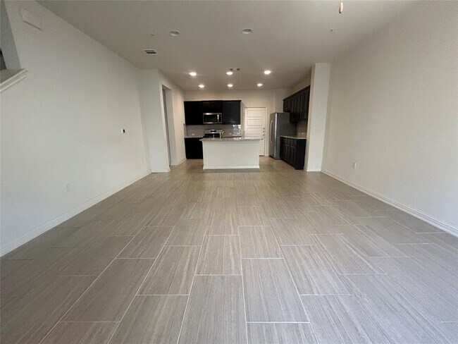 Building Photo - 13800 Lyndhurst St