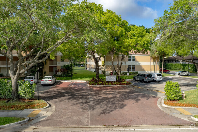 Patios de Coral Springs - Courtyards Of Coral Springs