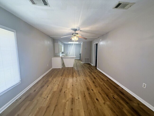 Foto del edificio - Cozy 2-Bed, 1-Bath Home with a large backyard!!