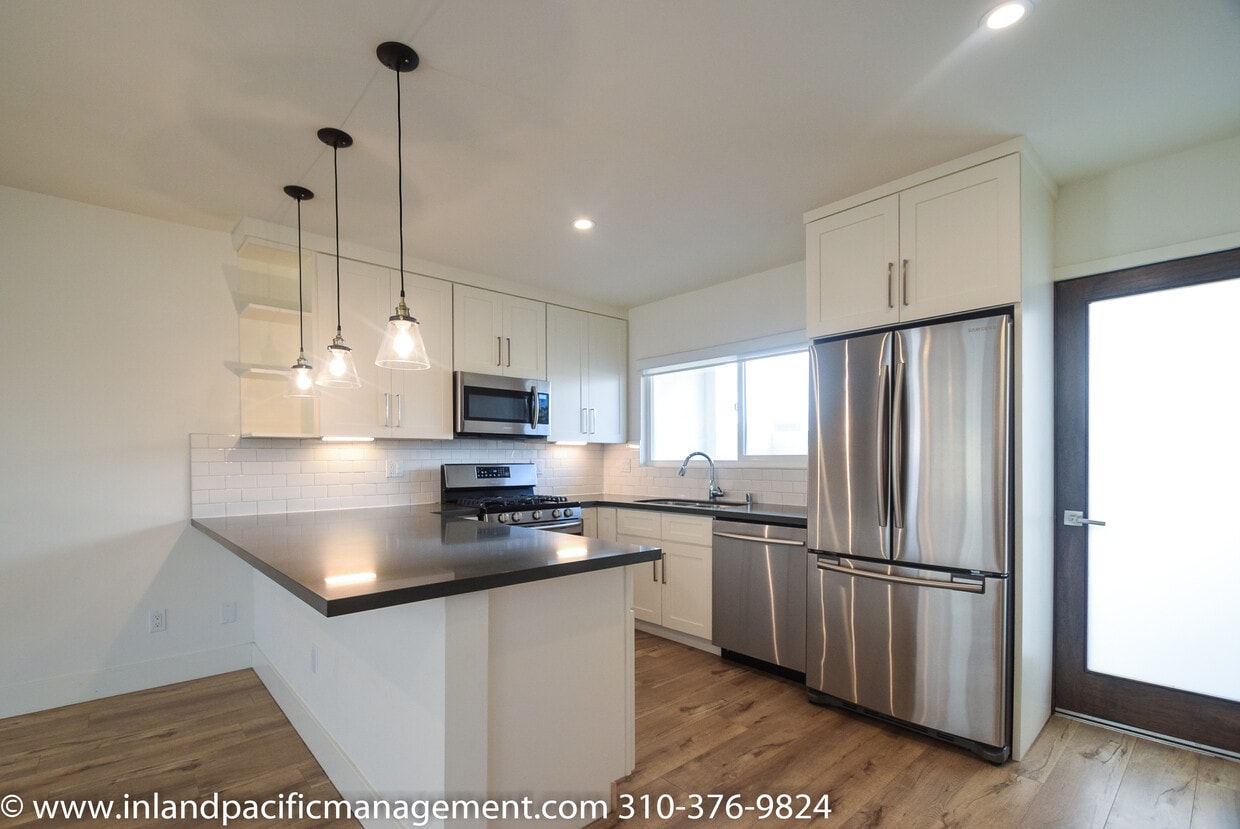 Foto principal - 1341 Manhattan Beach Blvd