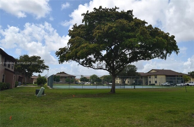 Foto del edificio - 10013 Winding Lake Rd