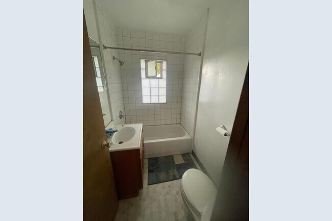 Full Bath with Shower - 1225 7th St E