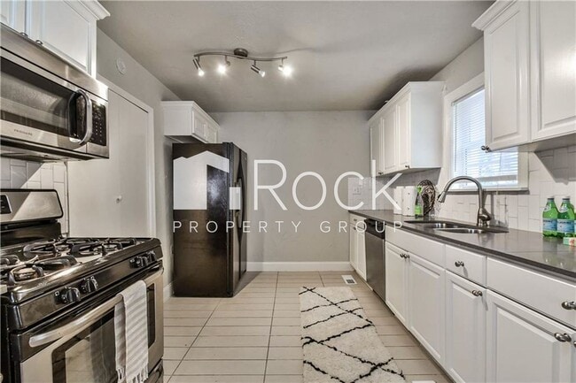 Foto del edificio - Beautifully Remodeled 4-Bedroom Home near ...