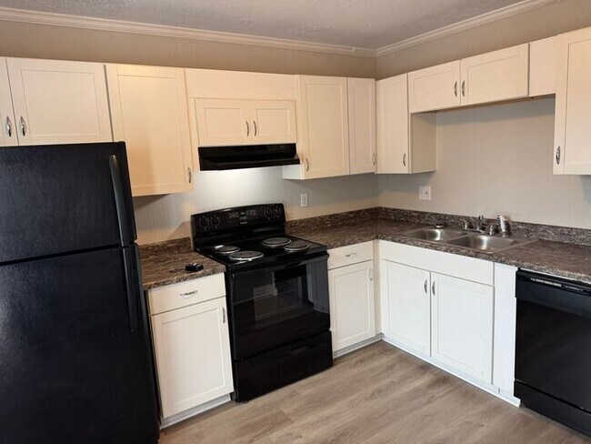 Building Photo - Brick Townhouse near downtown Concord!