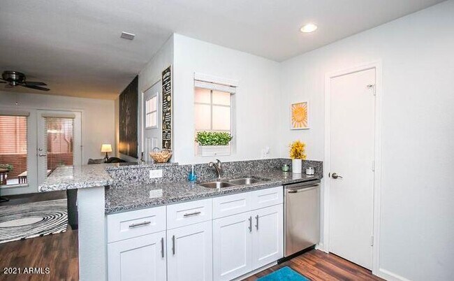 Foto del edificio - 4704 E Paradise Village Pkwy N