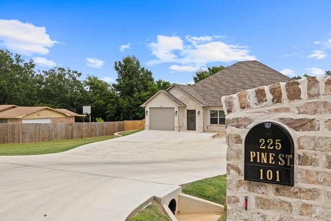 225 Pine St. - 225 S Pine St