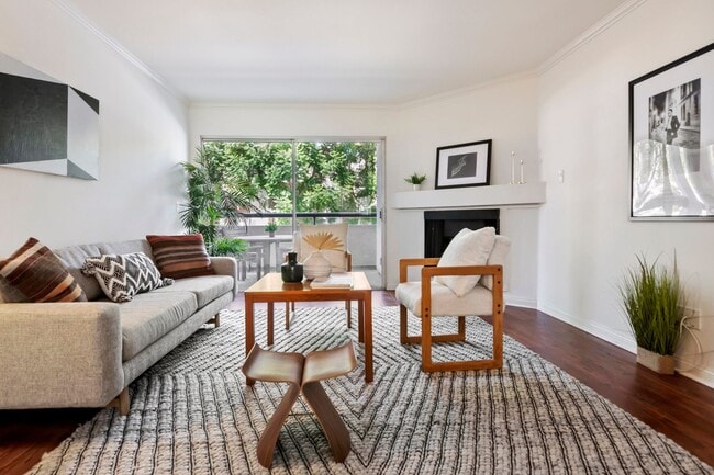 Building Photo - Great Woodland Hills Location!