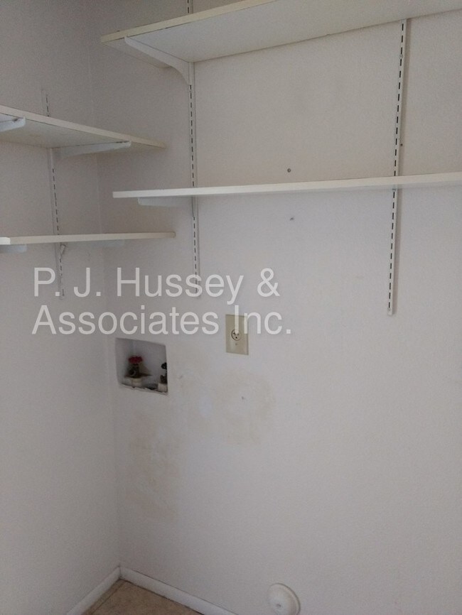 Building Photo - 4159 E Wayland Rd