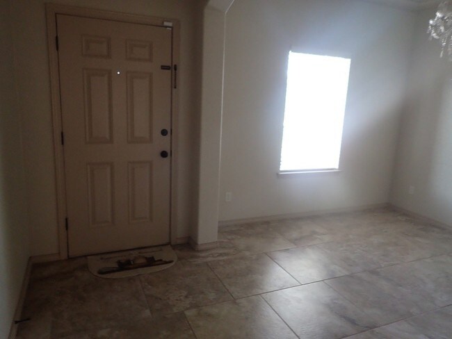 Building Photo - 13836 Hollywood Dr