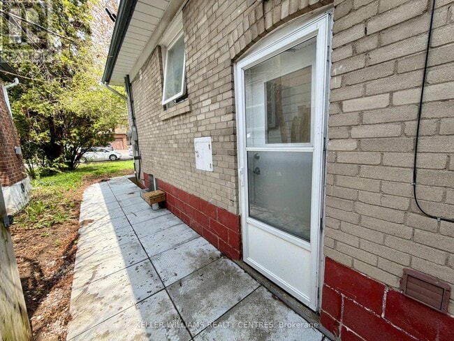 Building Photo - 9 Sanderson Rd