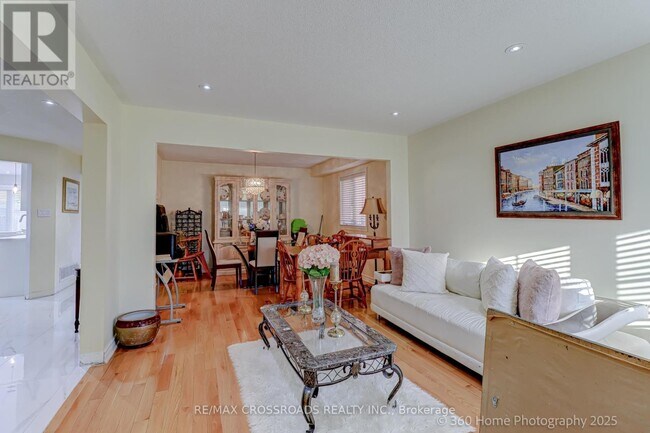 Photo du bâtiment - 305 Old Harwood Ave