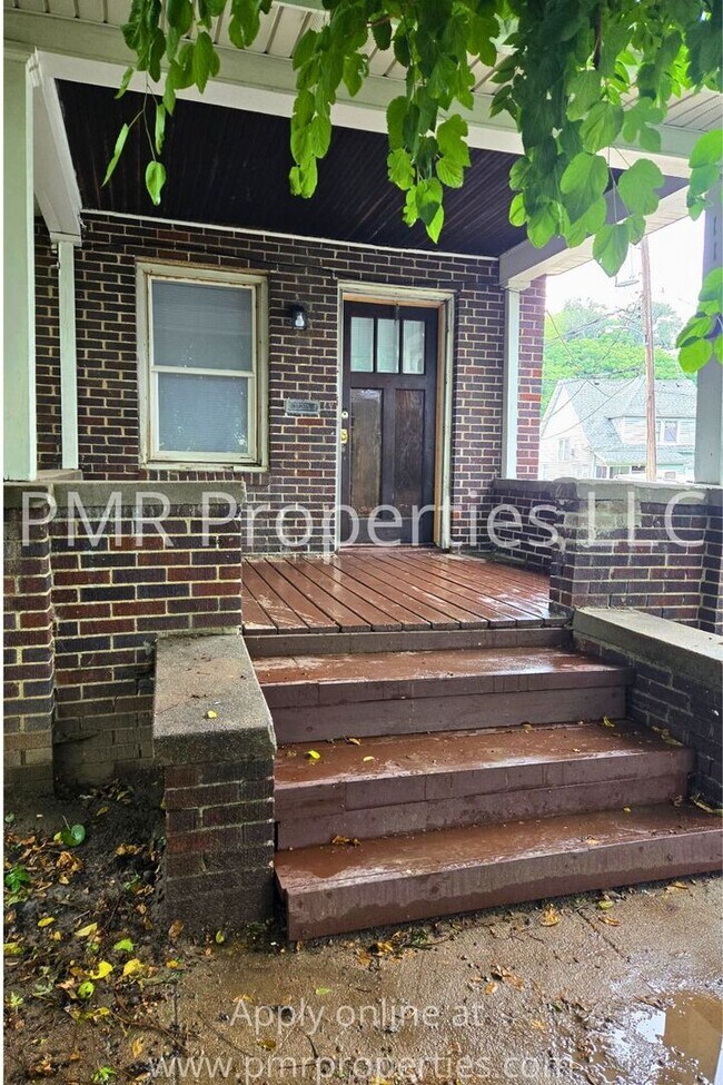 Building Photo - 118 Platner St