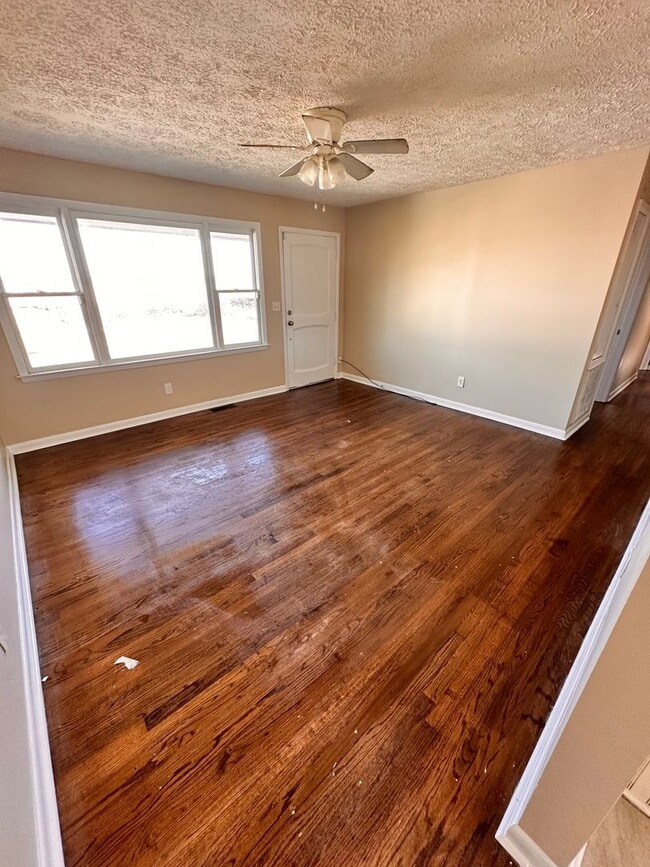 Building Photo - 505 Warren Rd NE