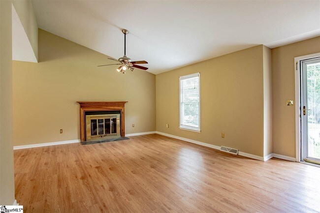 Building Photo - 1062 Summit Dr