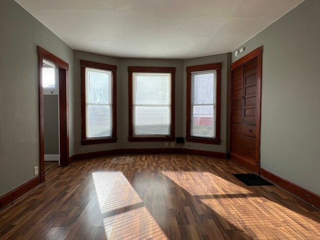 Building Photo - 117 E 8th St