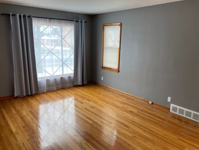 Foto del edificio - 6099 Ridge Rd