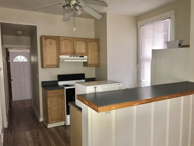 Building Photo - 25 Desoto Pl