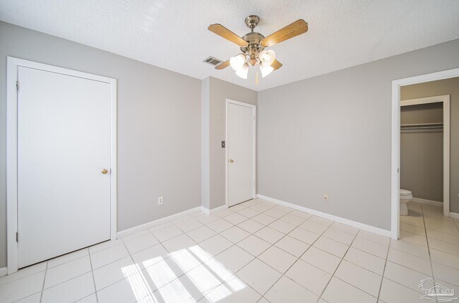 Foto del edificio - 7010 E Oakfield Rd