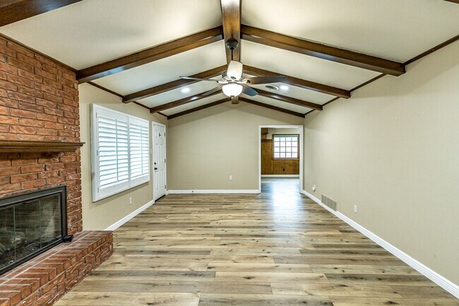 Building Photo - Spacious 3 bedroom with an office!