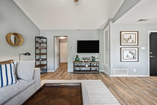 Foto del edificio - 5909 Cherry Loop