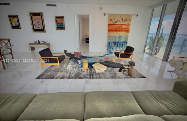 Foto del edificio - 700 NE 26th St
