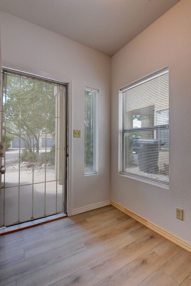 Building Photo - Amazing Updated 3 Bedroom Near Coors and I...