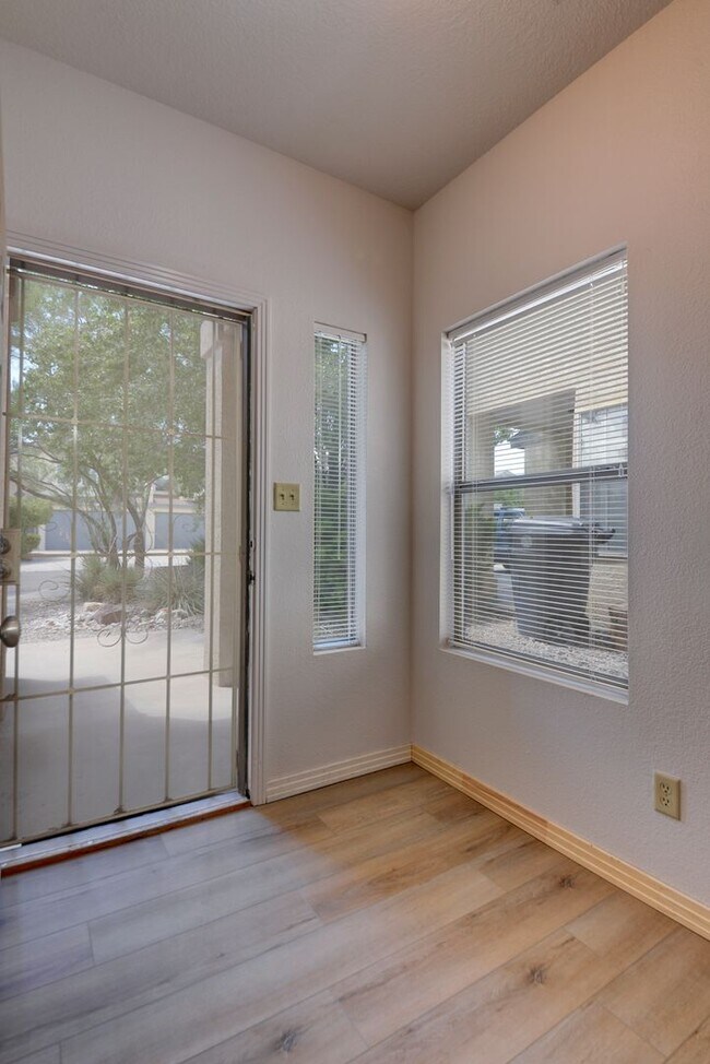 Foto del edificio - Amazing Updated 3 Bedroom Near Coors and I...