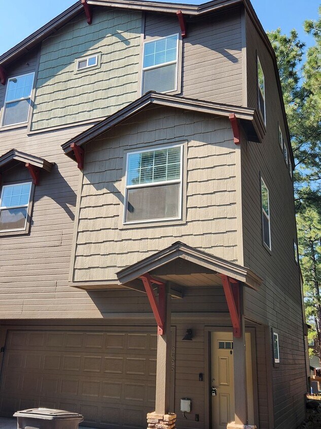 Primary Photo - PRICE IMPROVEMENT_Turn Key End Unit Townho...
