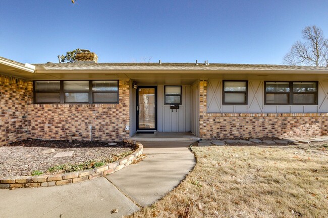 Building Photo - Three bed house in Coronado Heights
