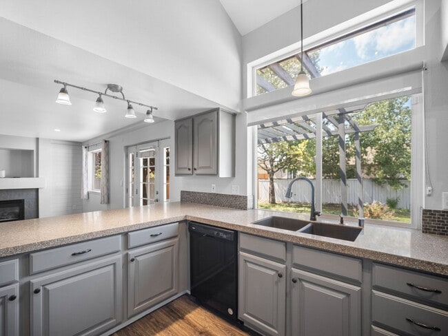 Foto del edificio - 4bedroom/3bath w/Garage/washer/dryer/fence...