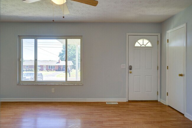 Foto del edificio - Very nice 4 bed 3 and a half bath home close to Boone Lake