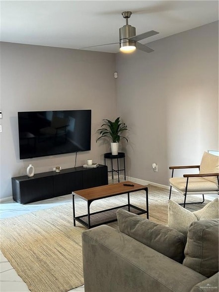 Foto del edificio - 1320 E Camellia Ave