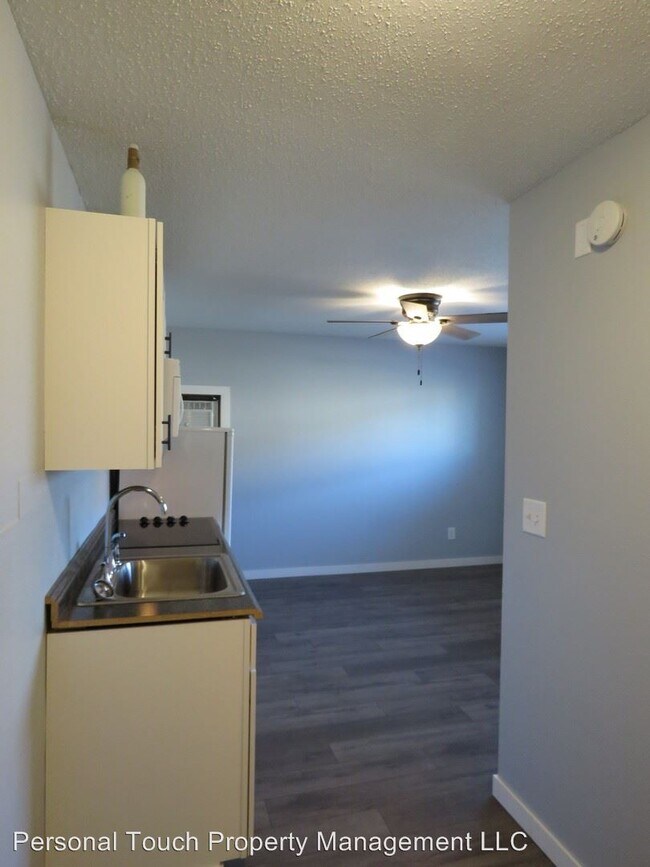 Building Photo - Studio, 1 bath Apartment - 702 29th St N