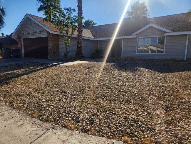Foto del edificio - Single story home on corner with spacious ...